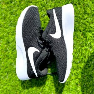 Kids Nike’s Shoes! Back to a school special! Youth size 1.